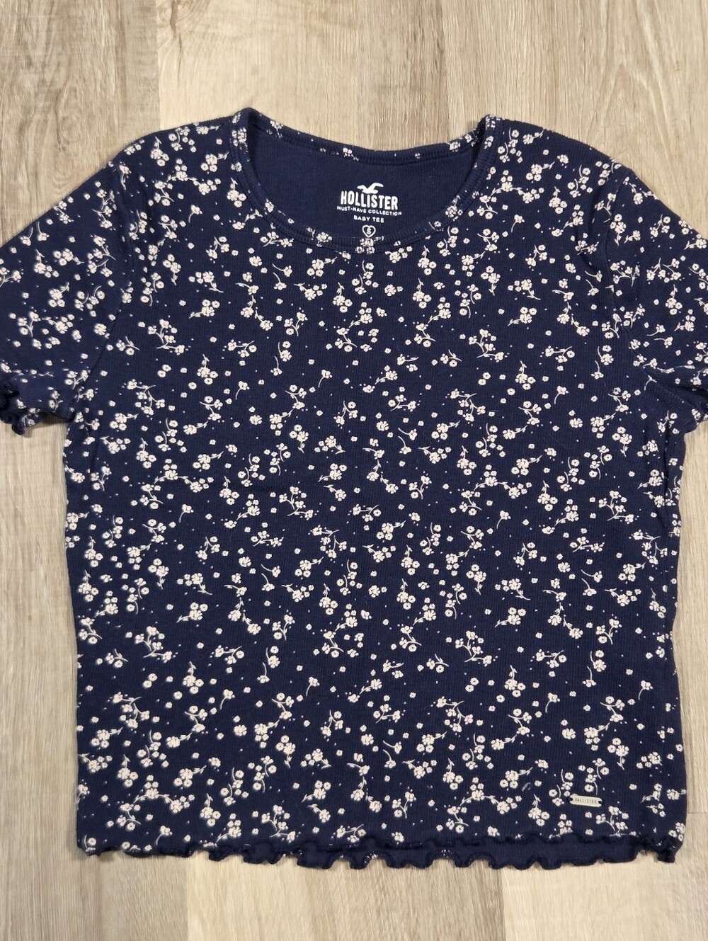 Hollister Baby Tee Navy Blue Floral Size Small